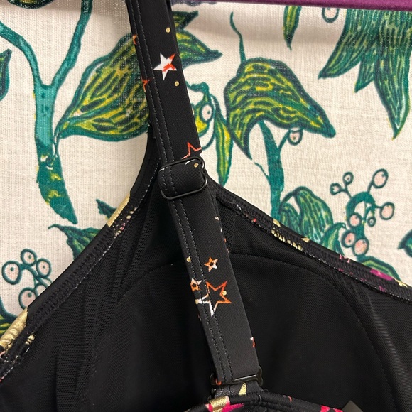 !NWT! Torrid v cut flounce bikini top women’s size 1X - Picture 9 of 13